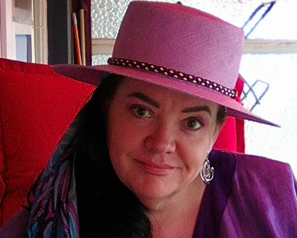 Francine met paarse hoed