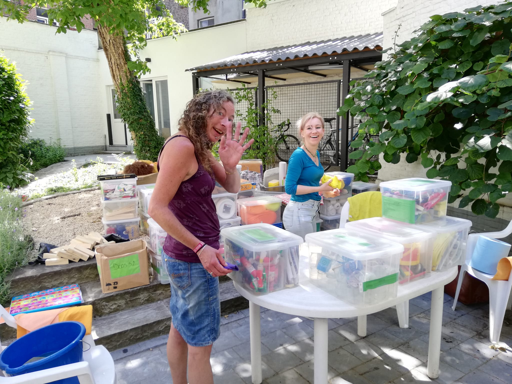 Vrijwilligers aan de slag met het materiaal in het tuintje