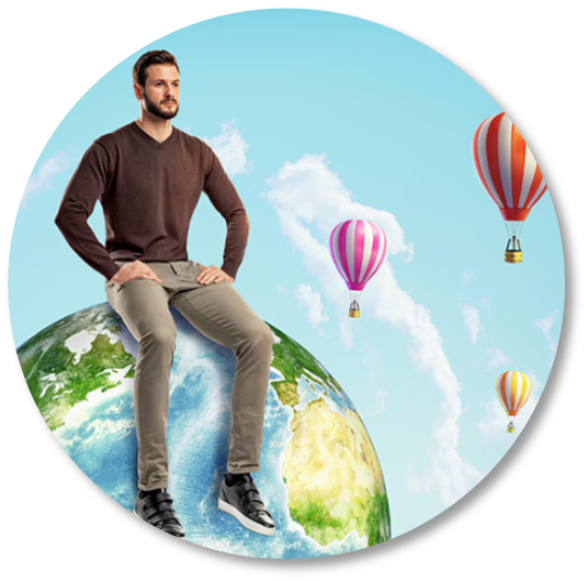 Man zit op wereldbol met luchtballonnen in de achtergrond