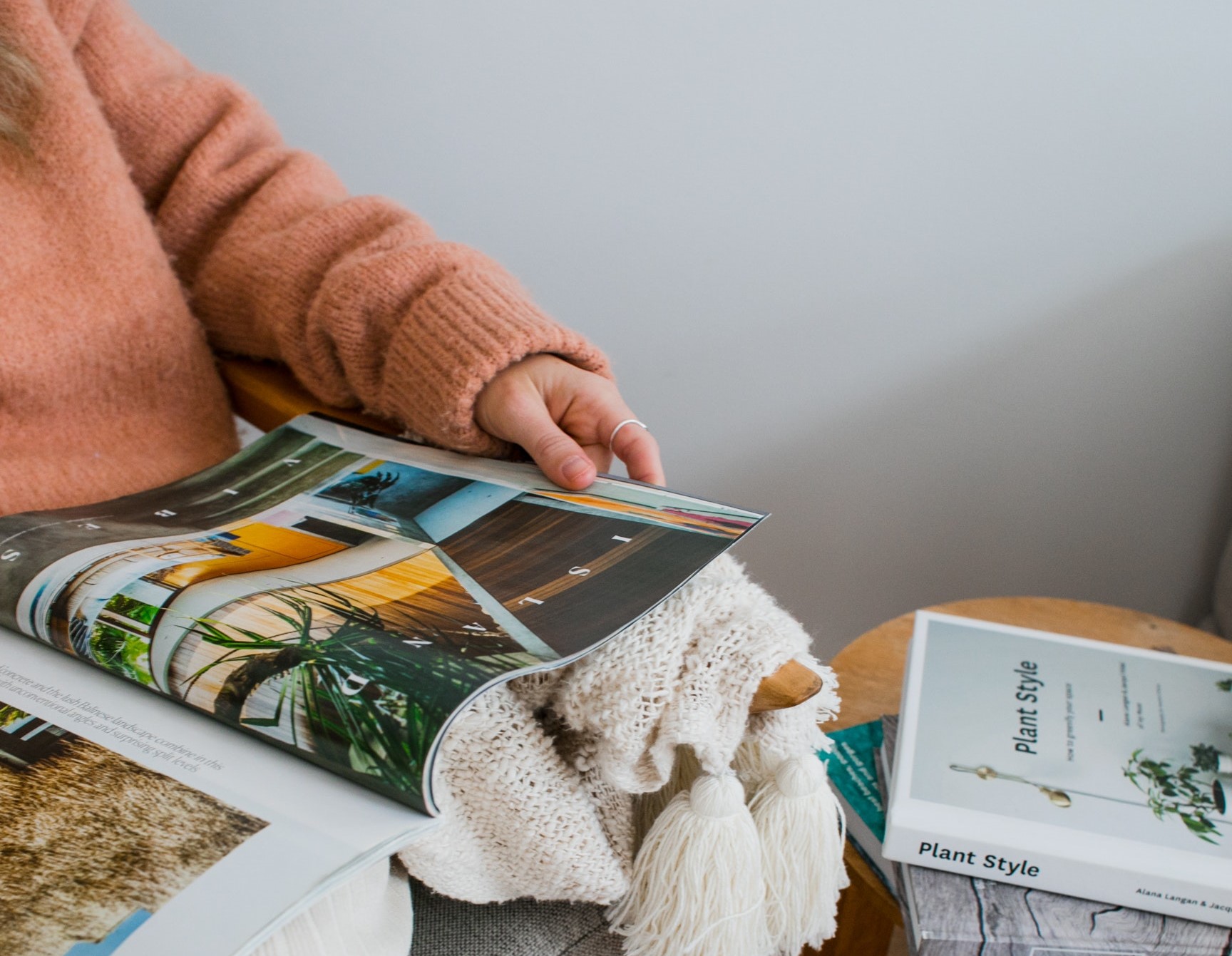 Tijdschrift op schoot, nog meer op bijzettafeltje