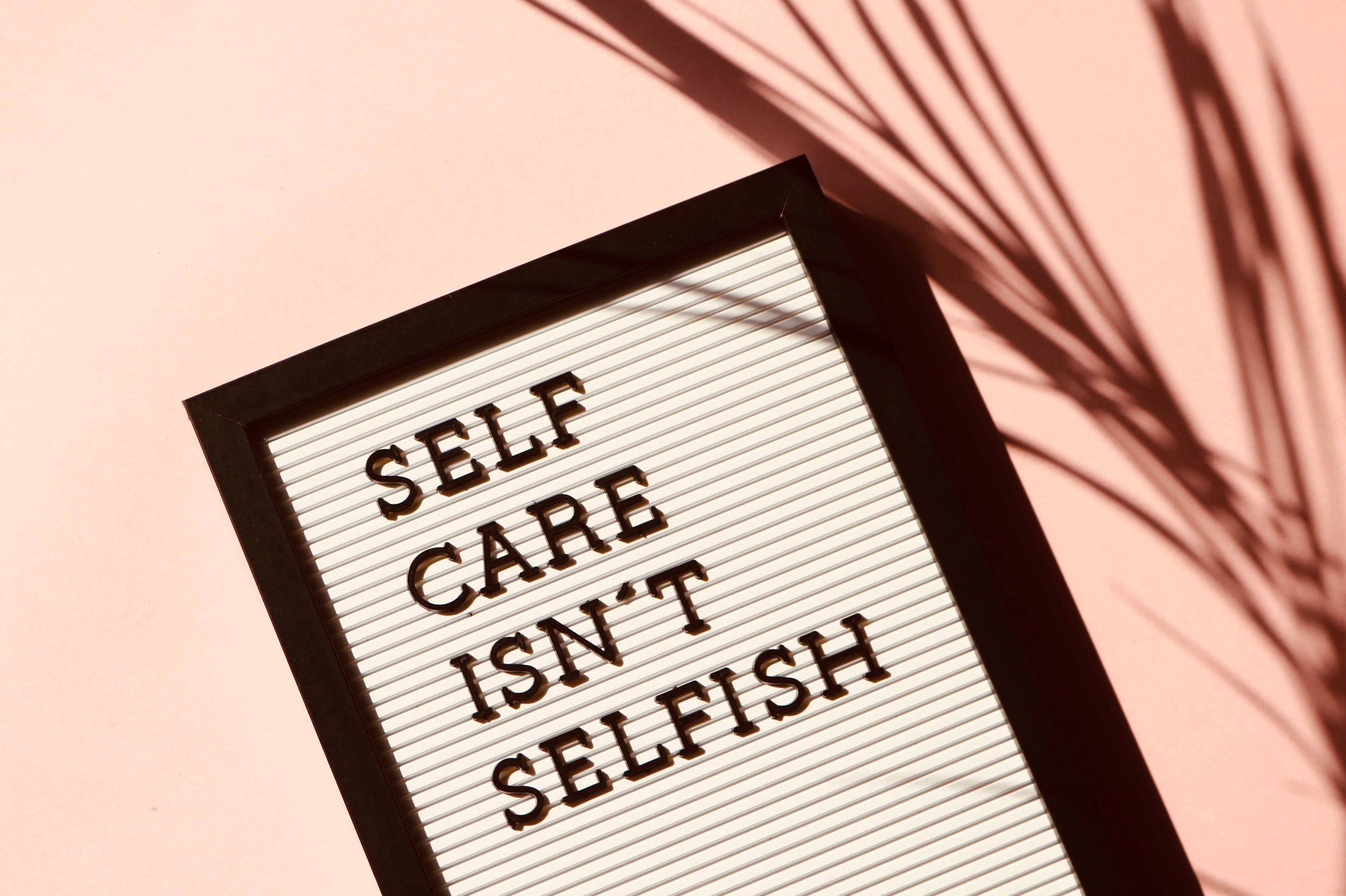 Bordje met tekst self care isn't selfish