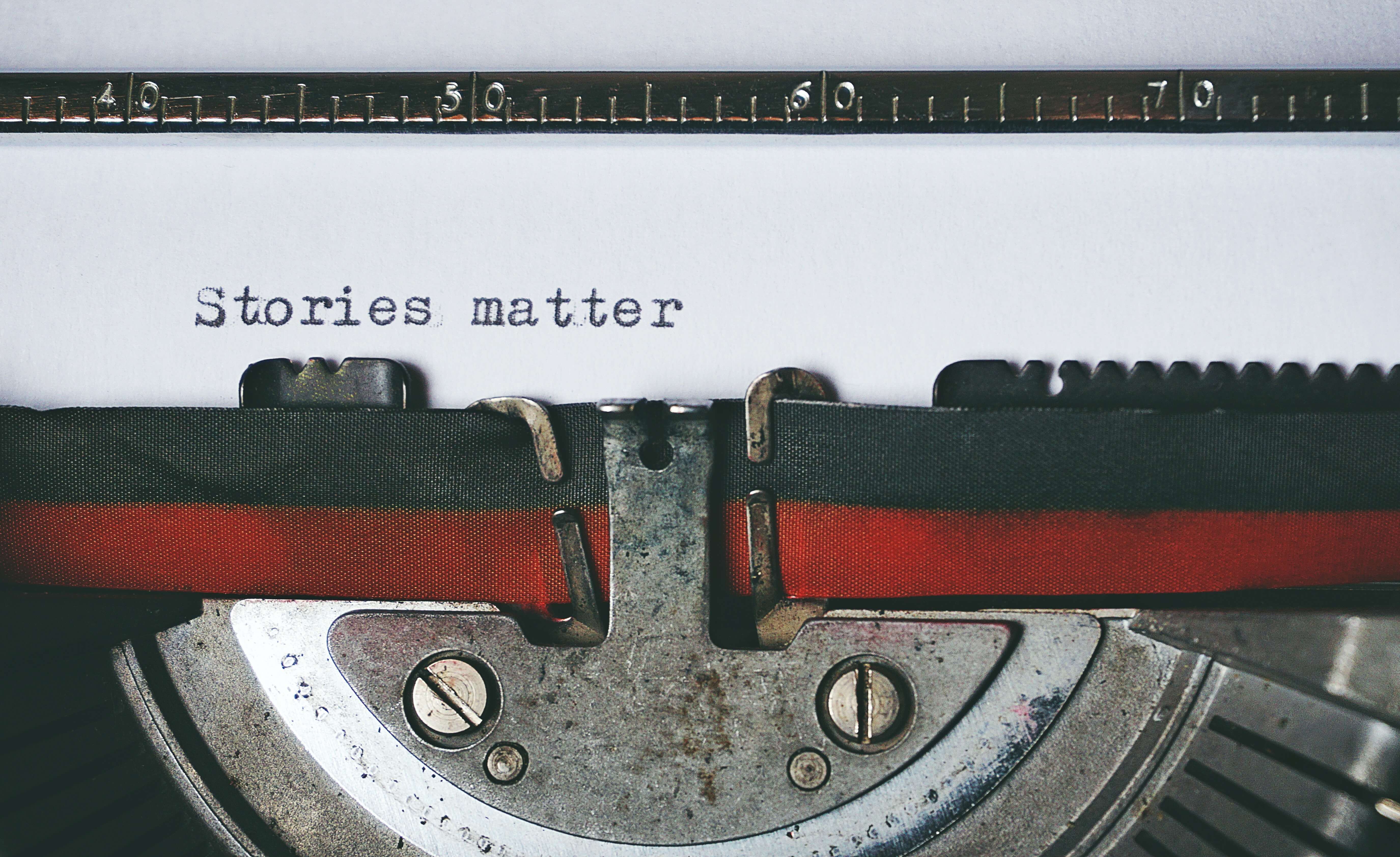 Ouderwetse typmachine typt de tekst stories matter