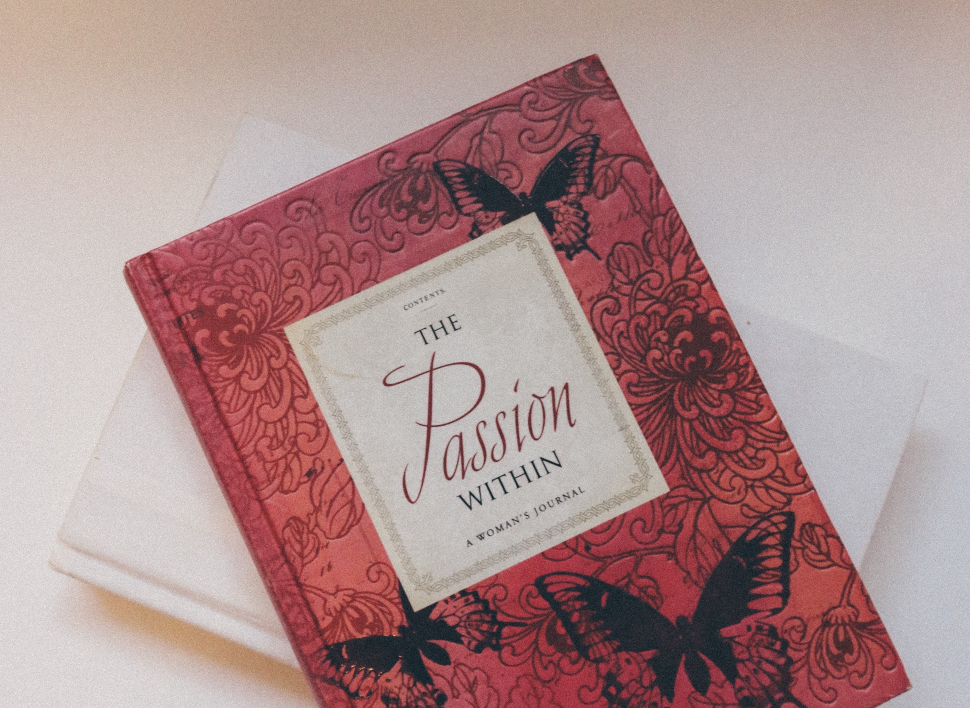 Cover van rood boek met titel The passion within