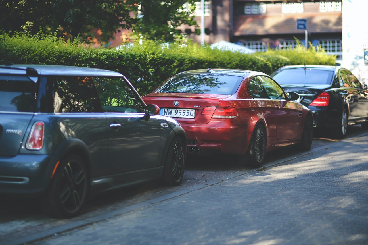 Geparkeerde auto's bij groene haag