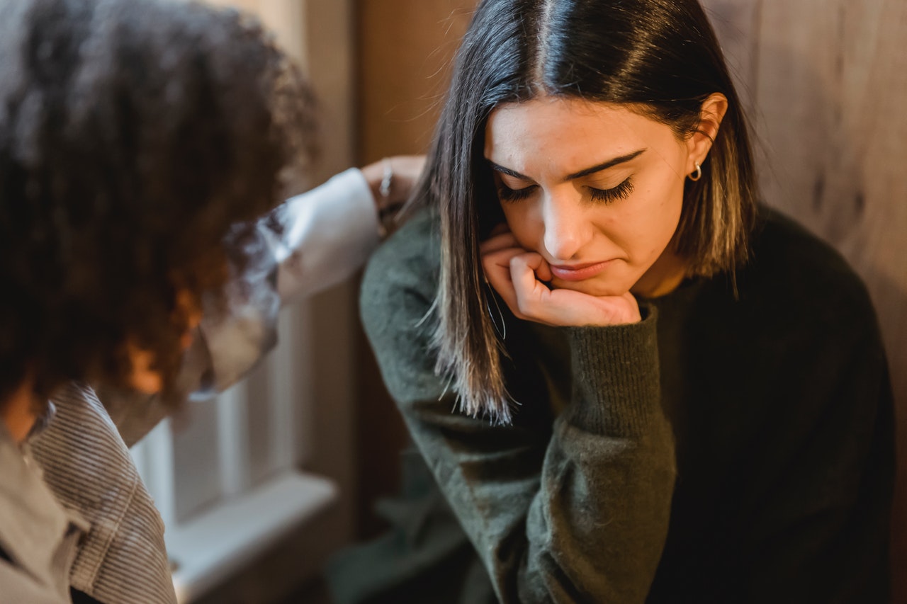 Een vrouw troost haar vriendin