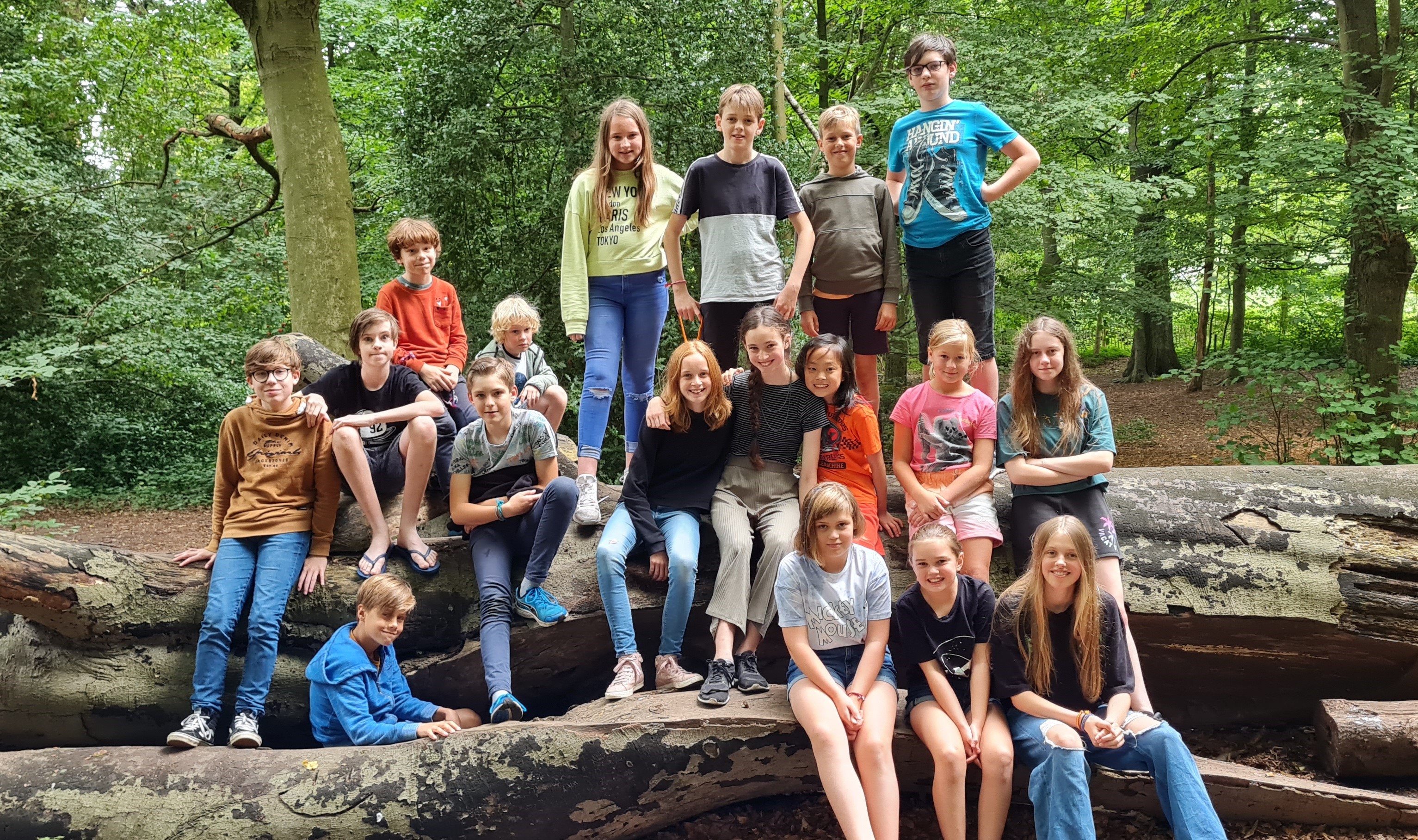 Groepsfoto kids in het bos