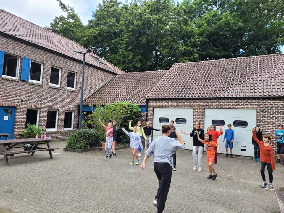 Sfeerbeeld kids Zumba buiten