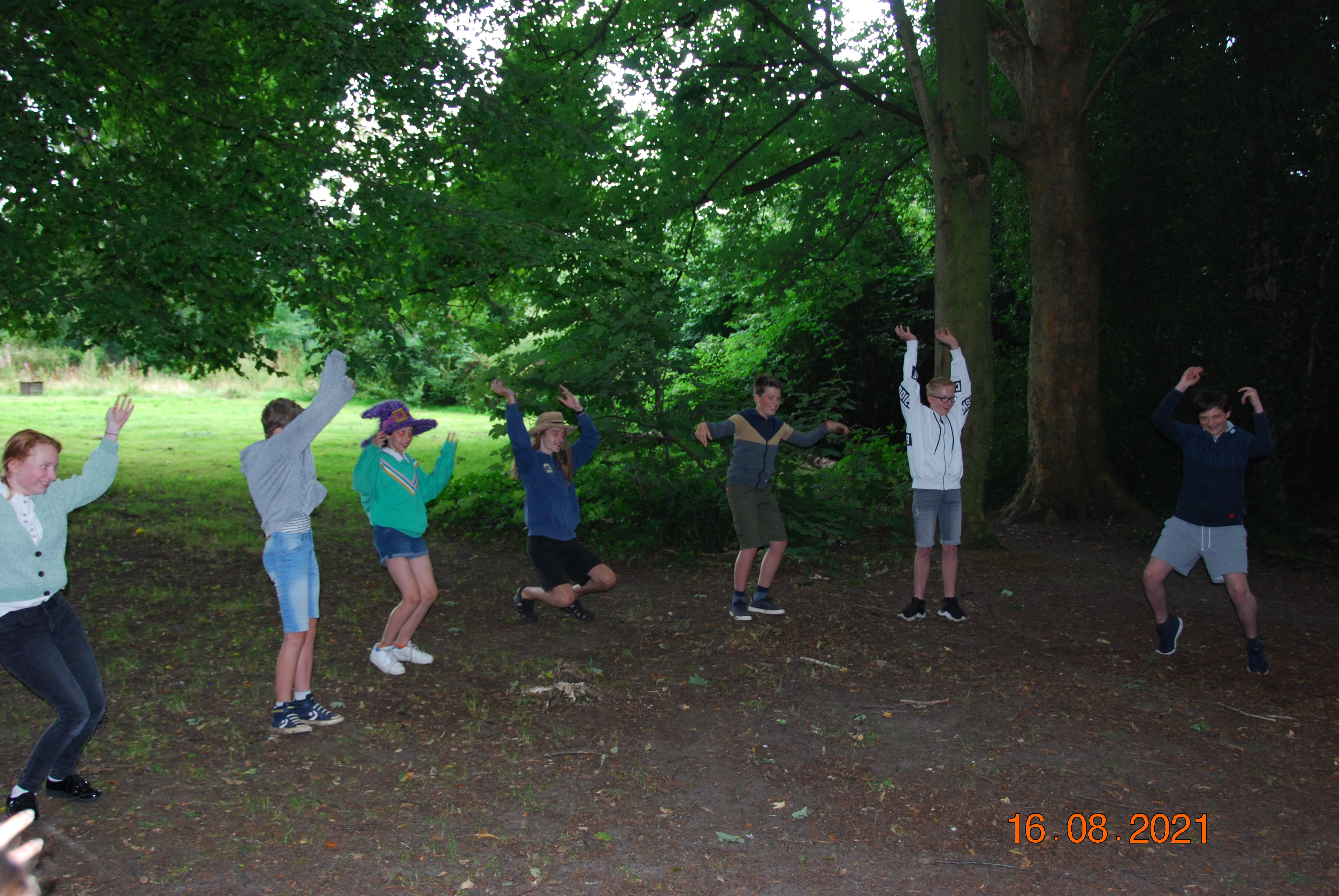 Sfeerbeeld teens in het bos