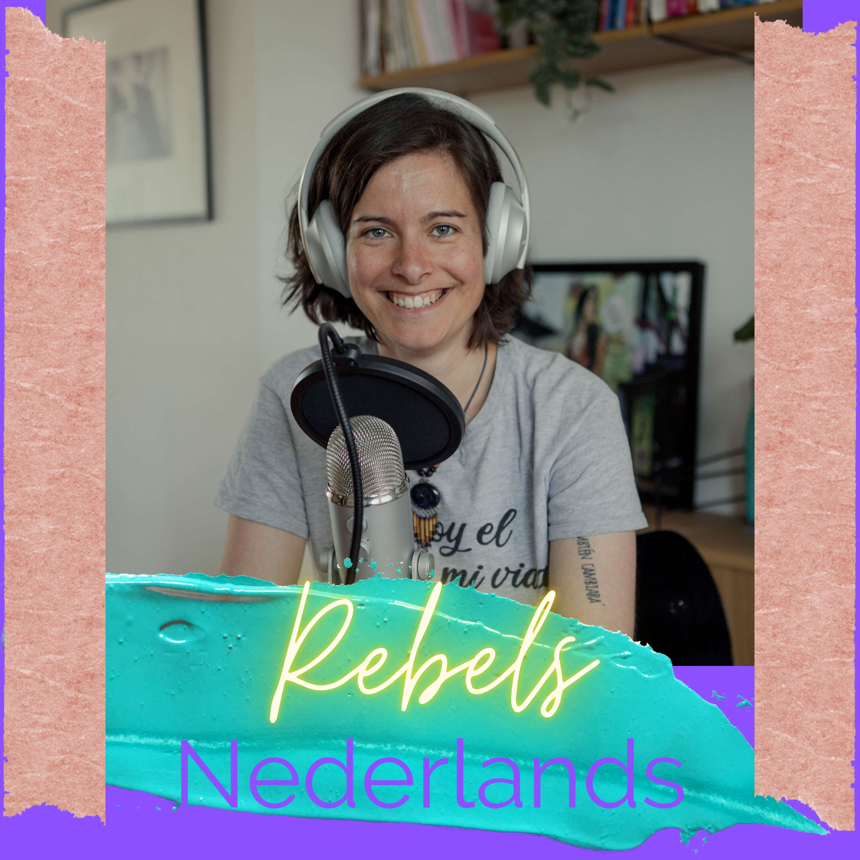 Sietske Zeinstra achter de microfoon van podcast Rebels Nederlands