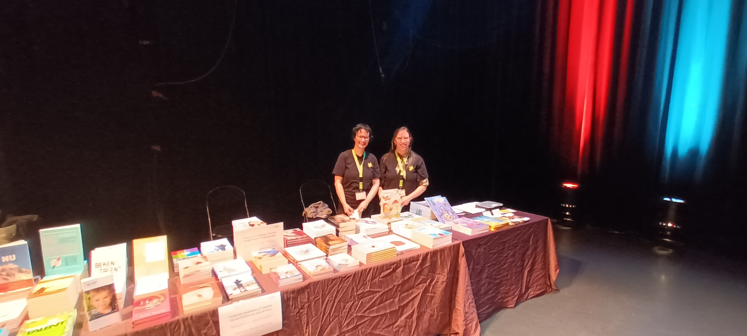 Twee vrijwilligers bij de boekenstand