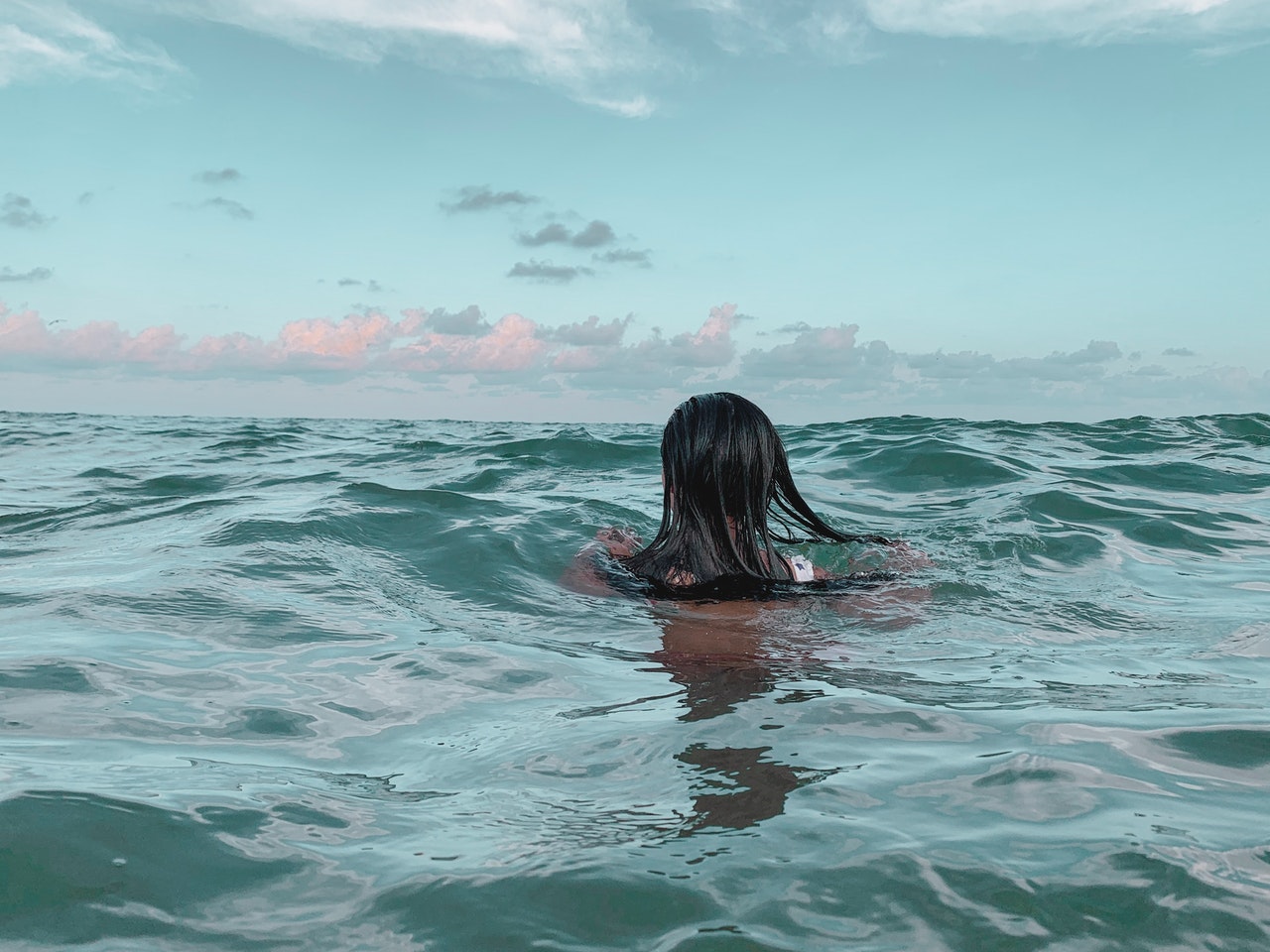 Vrouw zwemt in de zee