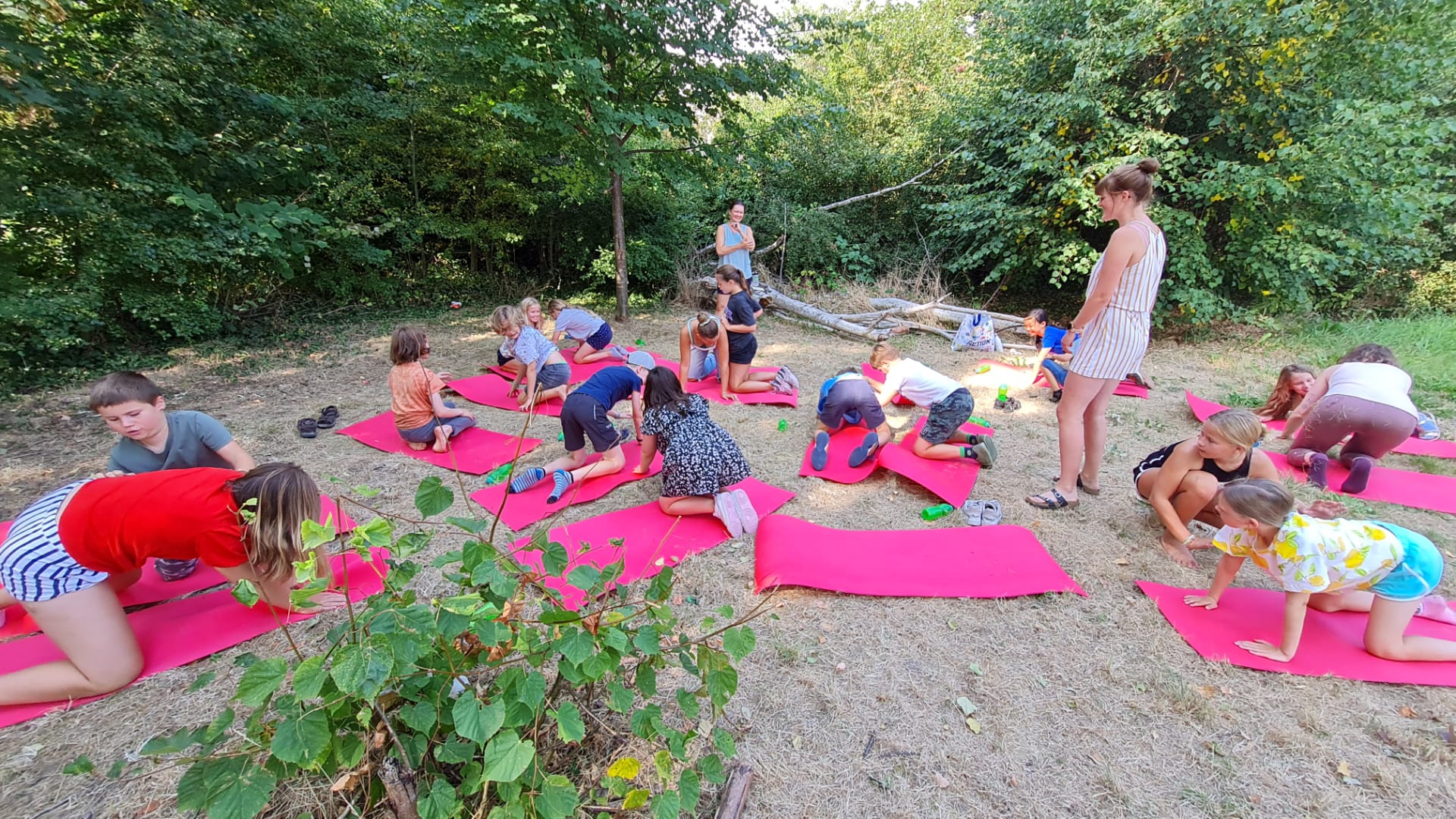 Kids op yogamatjes buiten