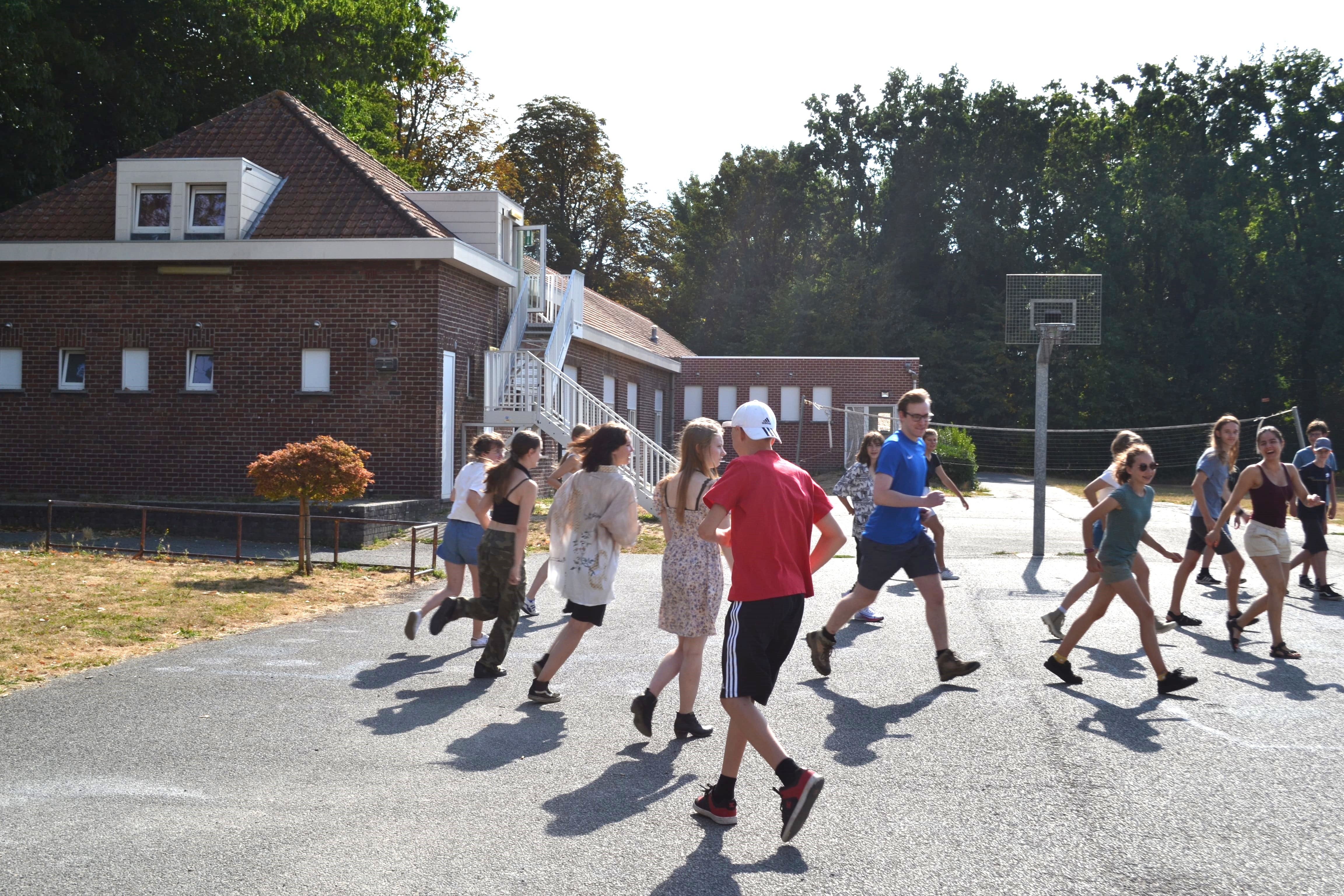 Lopende teens op kamp