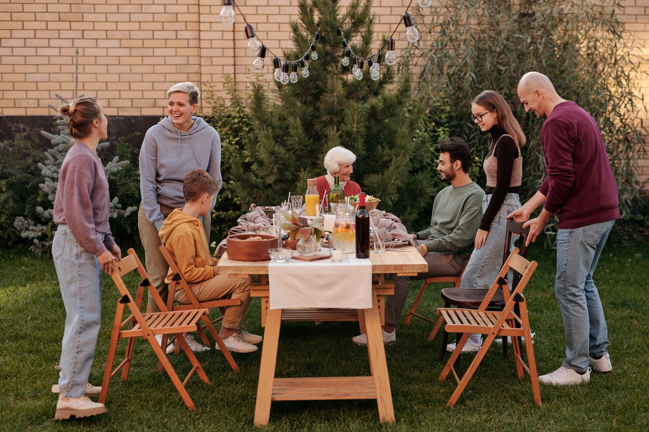 familie aan tuintafel