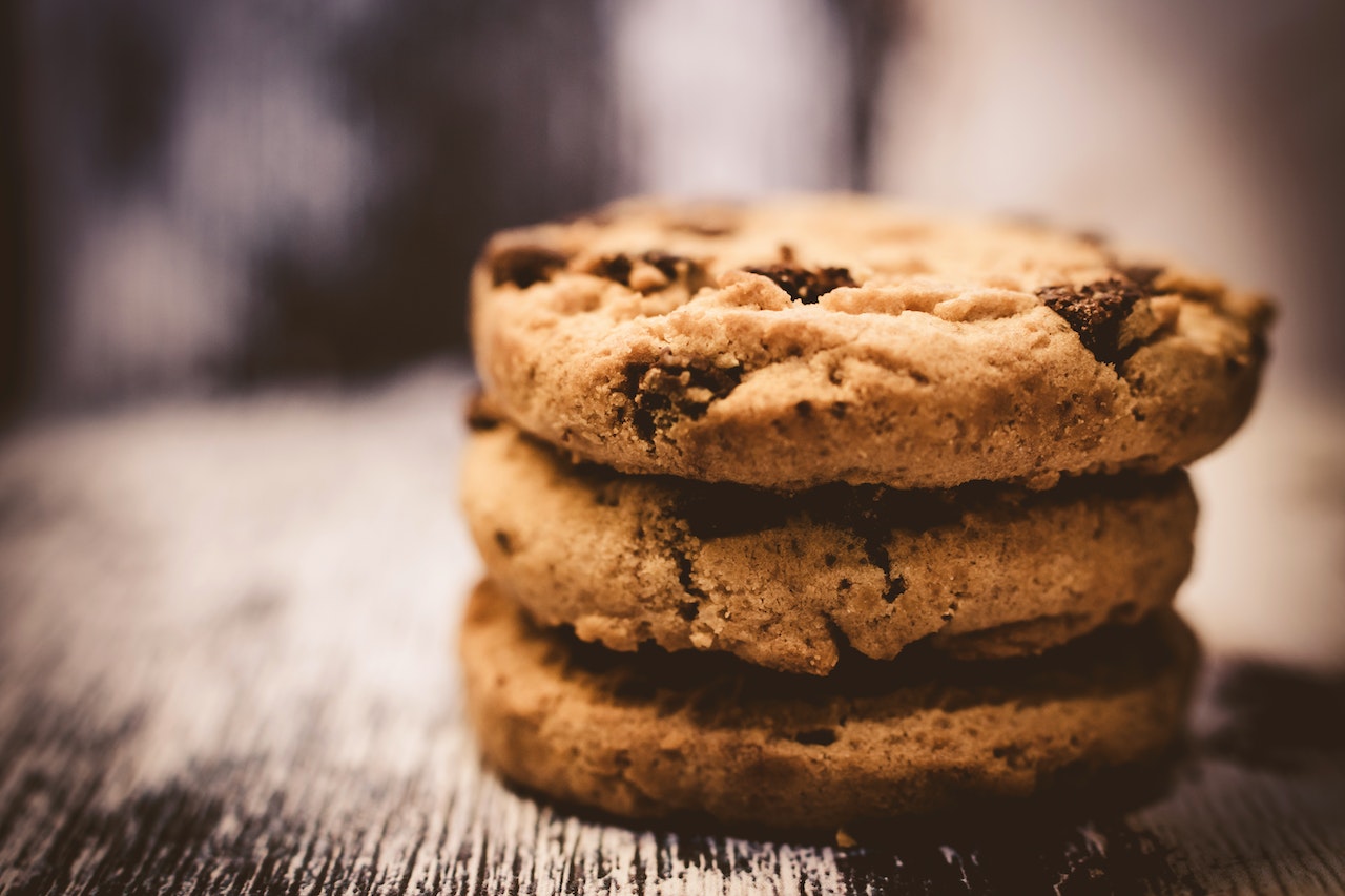 Stapel chocolate chip cookies